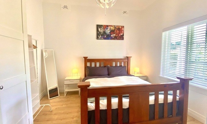 Strathfield South House | 4BR Straithfield South House close to airport/city sleeps 10 free parking