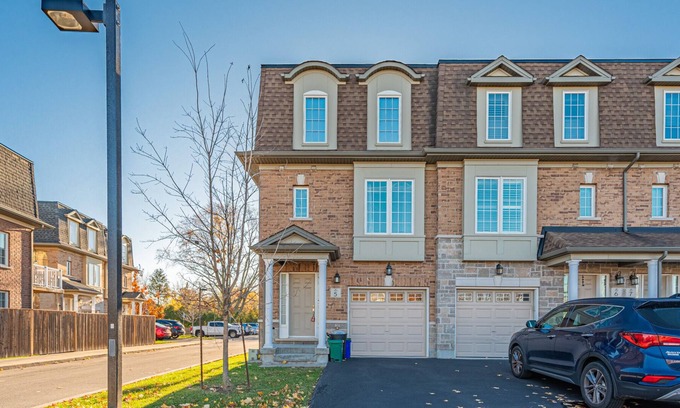 Burlington House | 4BR Townhouse close to Burlington GO Train Station