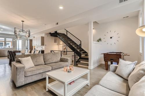 Highland House | 4BR Upscale Townhome Roof Top w Skyline Views