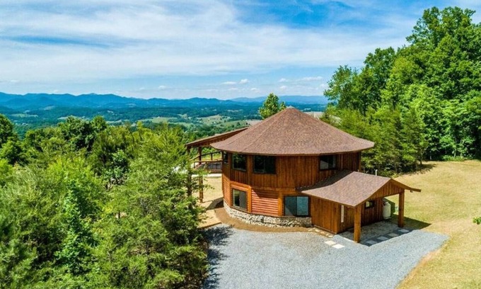 Leicester House | 4Brm,4Bth,5bds-Unique Roundhouse,mountain views-20 min from Asheville, sleeps 10
