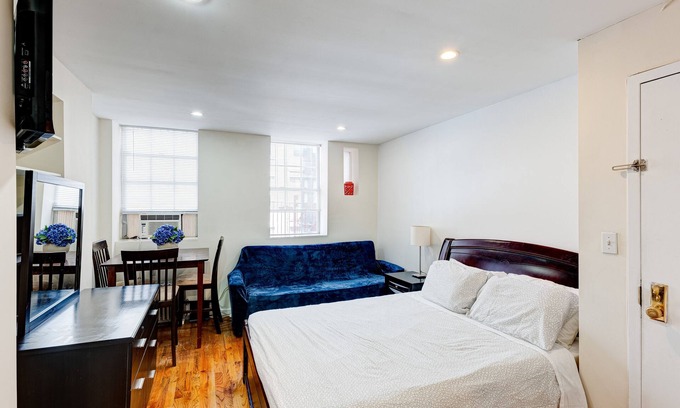 Midtown South Apartment | 4RW Chic Chelsea Studio