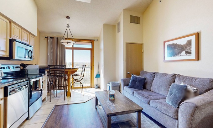 Wisconsin Dells Condo | 4th-floor coursefront condo with balcony & washer/dryer