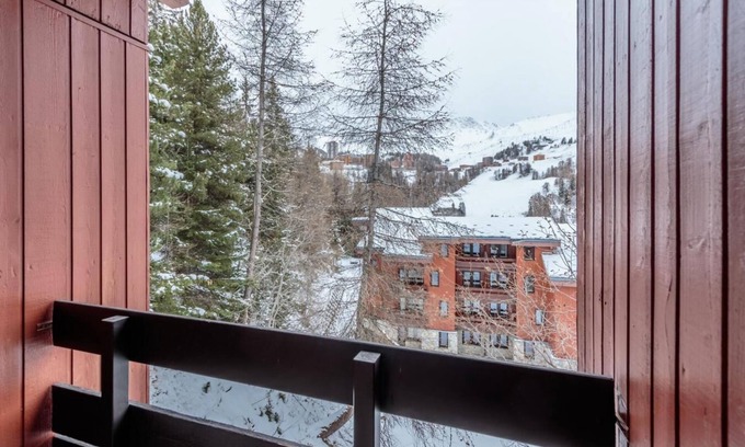 Plagne 1800 Apartment | 4th floor, view mountain, swimming pool, balcony, tv, ski locker, 54m², La Plagne