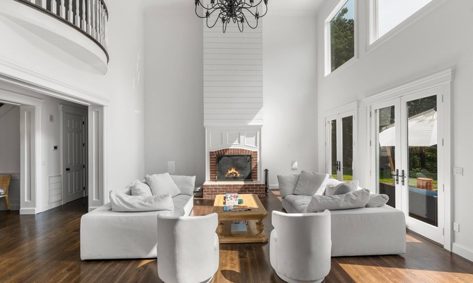 East Hampton House | 5 acre 6 bdrm Estate; large pool and hot tub between Sag Harbor and East Hampton