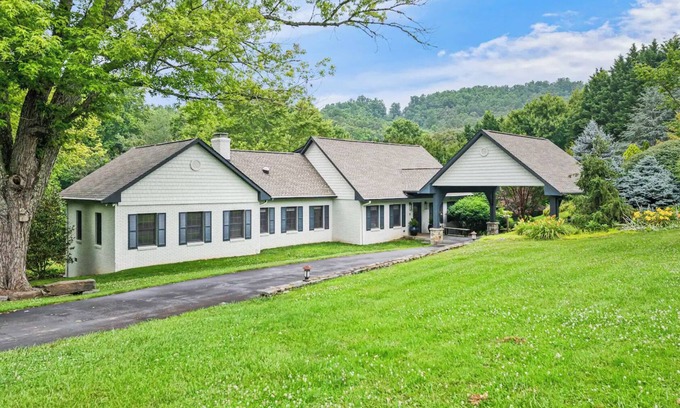 Fairview House | 5 Acre Estate: Pool/Hot Tub/Basketball/Fire Pit