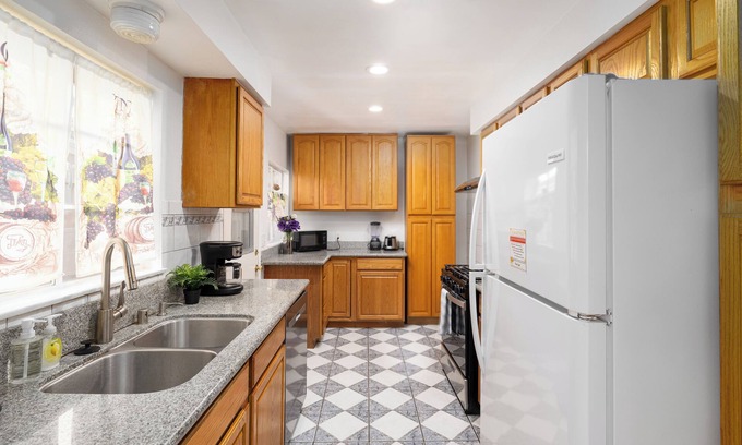 Bassett House | 5 BD with Natural Lighting, AC, W/D