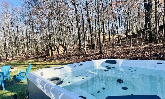 East Stroudsburg Villa | 5 BDR Poconos Villa ~ Large Hot Tub ~ Game Room ~ Privacy