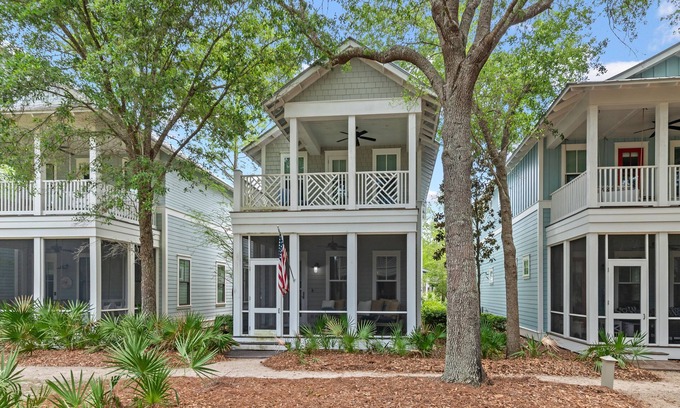 Watercolor House | 5 BDRM & 6 seat golf cart! On the green, everything for KIDS, 2 King BDRMs