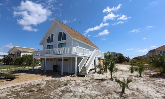 Toilla Segunda House | 5 bed/3 Bath sleeps 19 Guests! Private Pool and steps to the Gulf!