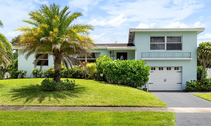 Lake Worth House | 5 bed Beach House on Lake with Hot Tub & Tiki Cabana!