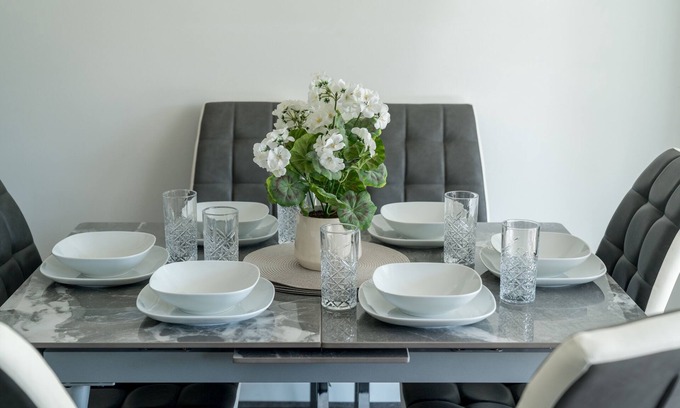 Chadwell Heath House | 5 Bed House - Sleeps 11 - Garden