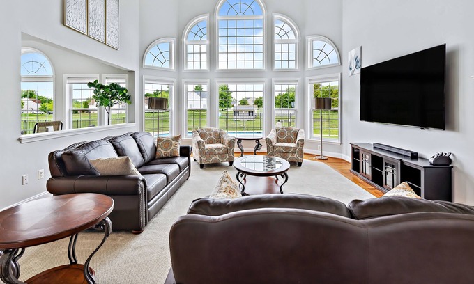 Clinton House | 5-Bed Luxury Corporate Rental with Pool & Office Space Near National Harbor