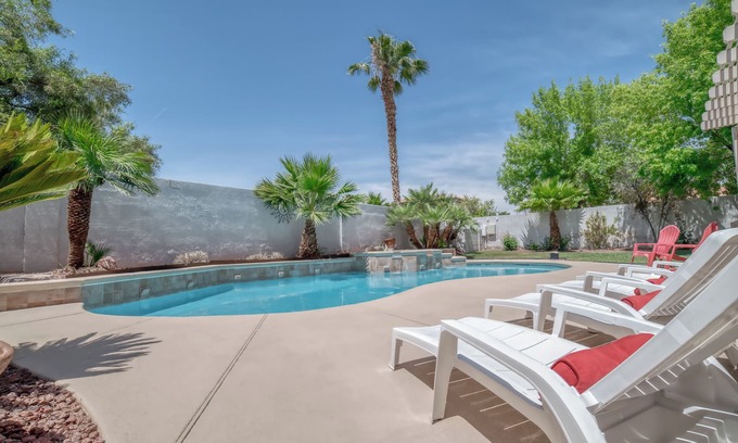 Green Valley House | 🎉💥5🛏 bed⛱pool-10 min from ✈️airport/strip, 1 mile from In&Out/shopping/grocery🍔