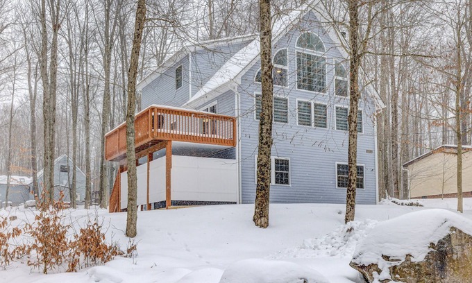 Thornhurst Ski Chalet | 5 BedRm w/ King Bed, Game Room, Fire Pit & Hot Tub