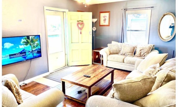 Northeast South Bend House | 5 bedroom 2 bathroom house, Walk to Notre Dame, safe area