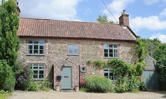Holt Cottage | 5 bedroom accommodation in Thornage, near Holt