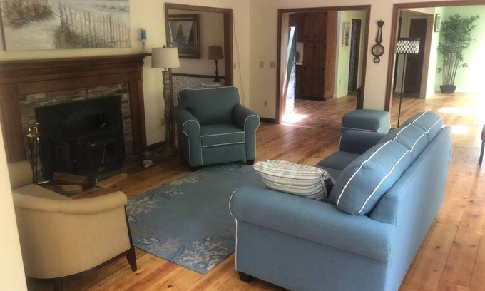 East Sandwich House | 5 bedroom dog-friendly home with wifi, deck, firepit