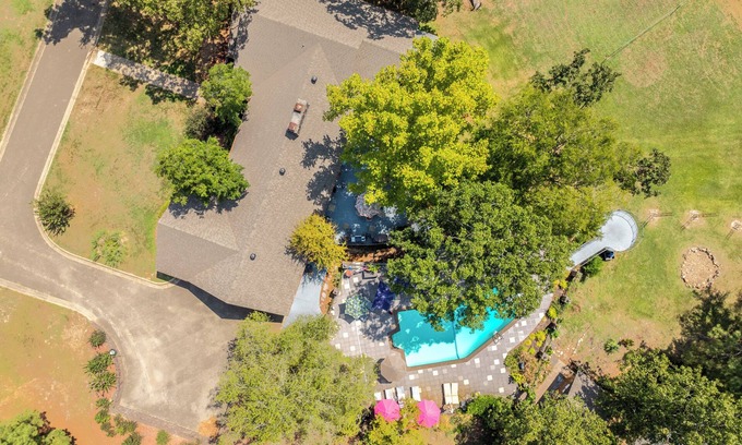 Rockwell House | 5-bedroom estate property with tons of amenities! Outdoor Kitchen! Pool! More!
