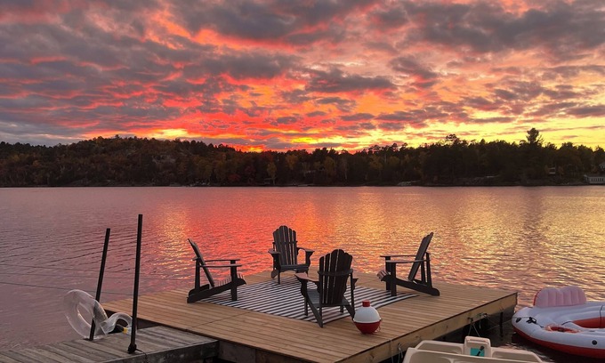 Sudbury House | 5-Bedroom Executive Lakefront Retreat Sleeping 12- Relax, Recharge and Reconnect