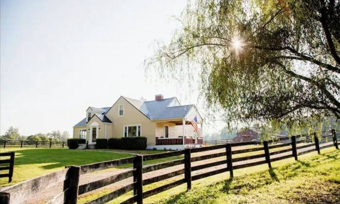 Somerset House | 5 bedroom farmhouse close to town and the lake