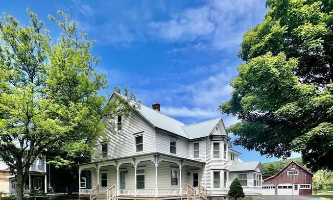 Hartwick House | 5 bedroom home near Cooperstown, Dreams Park & All Star Village. Sleeps 13.