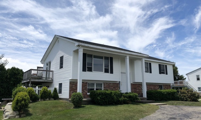 Eastward Look House | 5 Bedroom Home Walking distance to Scarborough Beach. Central Air!