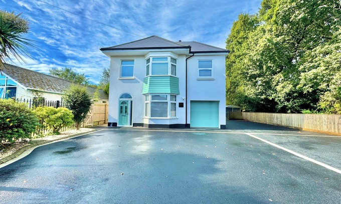 Bournemouth House | 5 Bedroom House - Large Garden with Hot Tub - Sleeps 11 - Close to Beach