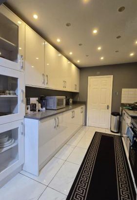 Reading House | 5 bedroom house with 3 bathrooms with Toilet , Reception , Dining room , kitchen