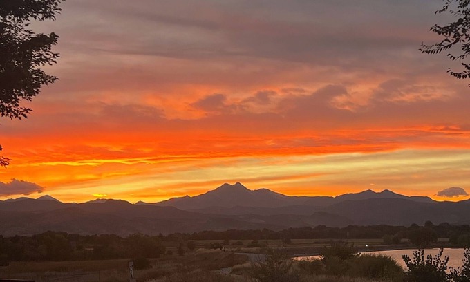 Longmont House | 5-bedroom Lake Home with Mountain View with 4 Tix to the Buffs Game! Book Now!