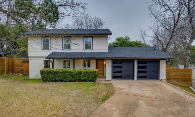 Berkley Square - Headway House | 5-Bedroom Retreat with Cowboy Pool, Sauna and More – 10 Min to Downtown Austin