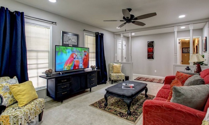 East Cobb Apartment | 5 Bedroom Single family L-554143 by Houzlet