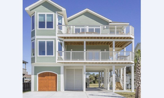Pirates Beach House | 5 BEDROOMS, 41/2 BATHS, PIRATES BEACH. GOLF CART INCLUDED!