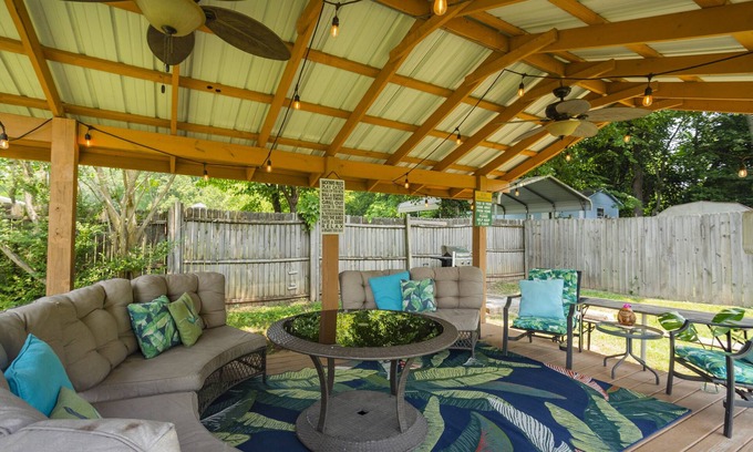 Bluefields House | 5 Beds/2.5 bath. Covered Patio and fire pit. Hilltop Manor- 8 miles from DT