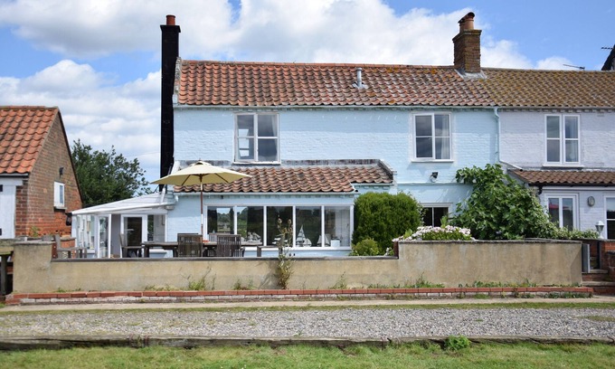 Southwold Cottage | 5 BLACKSHORE, SOUTHWOLD, pet friendly, with open fire in Southwold