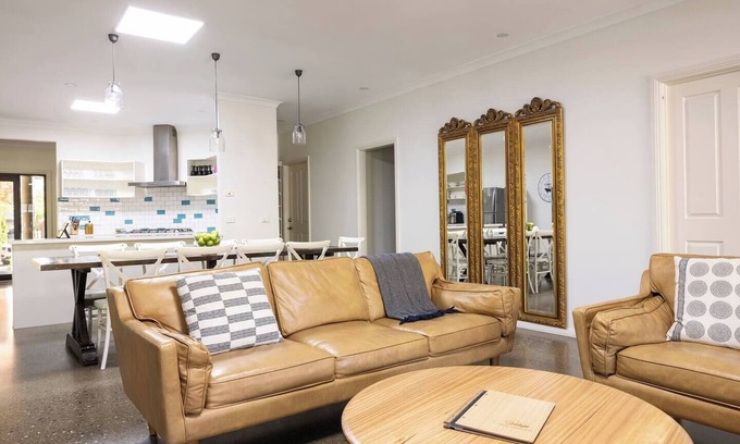 Bright House | 5 ensuite bedrooms - Pool - King beds - 7mins easy walk to town. Walk everywhere