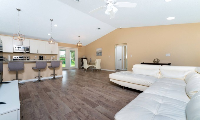 North Port House | 5★ Family Oasis | Great Location | ♛Royal Beds