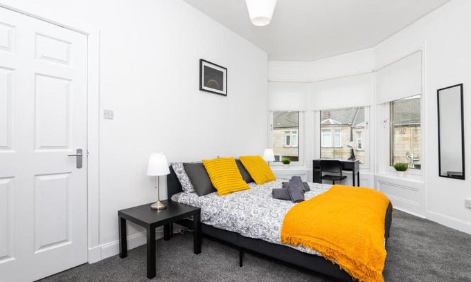 Coatbridge Apartment | 5 Individual Beds - Free Parking