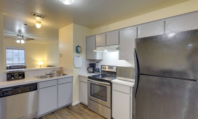 Killeen House | 5 Mi to Fort Hood Shopping: Quiet Killeen Townhome