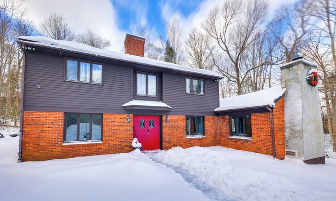 Killington House | 5 Mi to Skiing: Home w/Hot Tub & Patio!