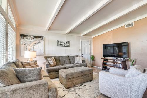 Texas City House | 5 Mi to Texas City Dike and Beach Home with Yard!