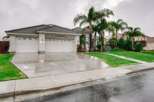 Greenacres House | 5 Mi to the Marketplace Roomy Bakersfield Retreat