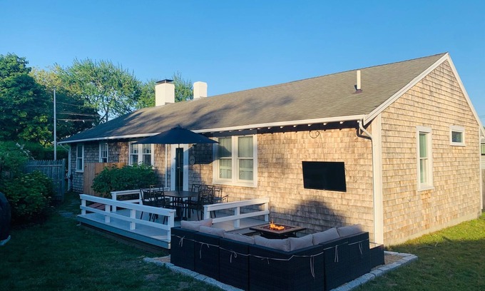 Edgartown House | .5 mile Walk to Edgartown Center. Inside the triangle. 3 mi to South Beach.