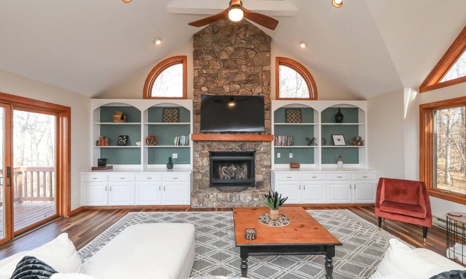 Lyndhurst House | 5 min from slopes. Luxury Wintergreen Mt Home + All the Amenities!