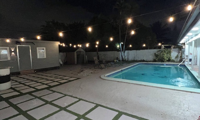 West Hollywood Apartment | 5 min. From The Guitar Charming 1-bedroom apartment with AC, WiFi in Hollywood