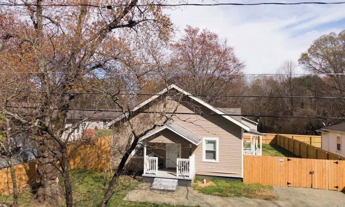 Burlington House | 5 Min to Elon | In Unit Washer + Dryer | Fast Wi-Fi