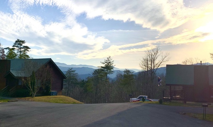 Gatlinburg Cabin | 5 Min to Gatlinburg! Nice Views! Hot Tub! 2 King Suites! Book Now!
