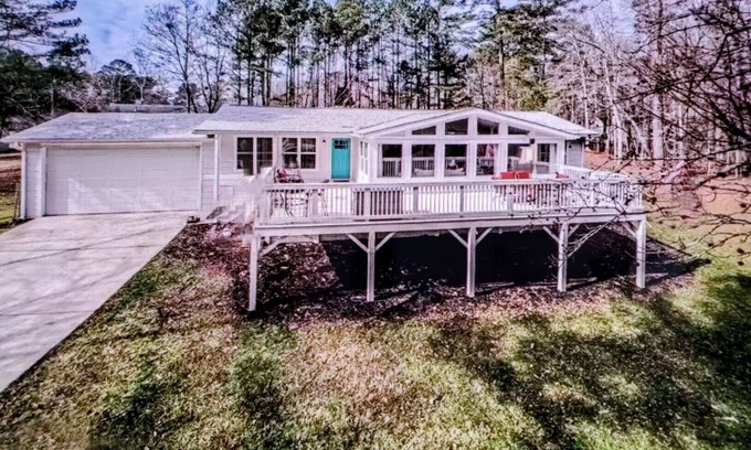 Woodstock House | 5 min. to Lake Allatoona/15 min. to DT W'stock/firepit/Sleeps 7/nHuge Deck!