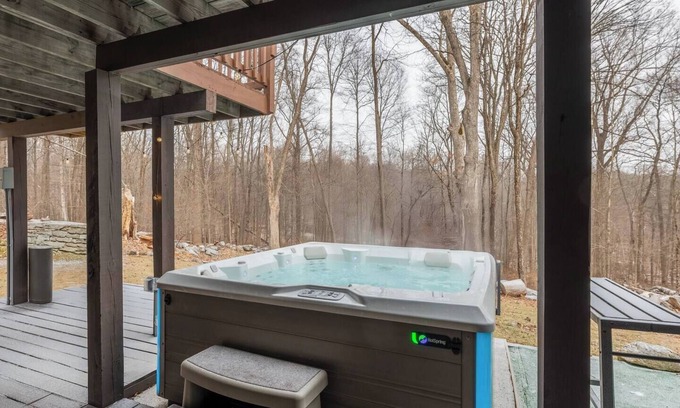Glasser House | 5 min to Lake| Chic&Cozy| Hot Tub, 5 min to Lake| Chic&Cozy| Hot Tub