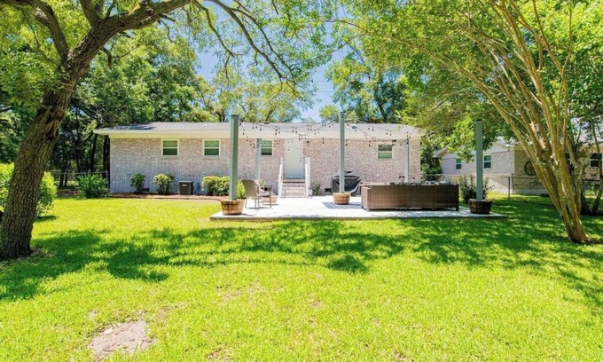 Warrington House | 5 min to NAS! 20 min to beach! 12 minutes to Pensacola downtown!