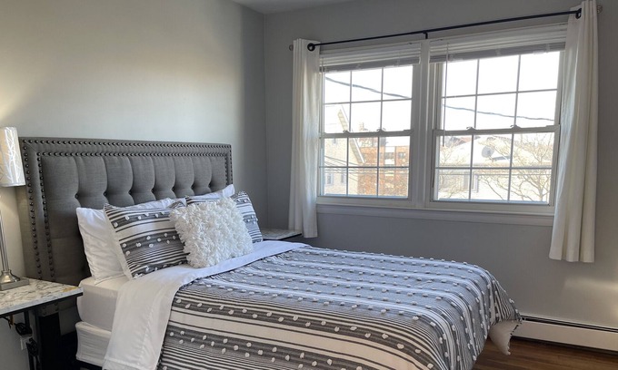 White Plains House | 5 min to White Plains Train Station!
